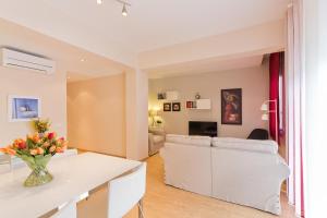 Modern Apartment with Balcony Near Camp Nou