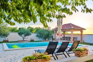 Holiday Home Dinko with pool