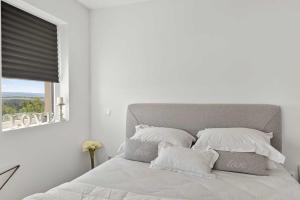 Cozy Sea View Apartment - Pool, Gym & Parking