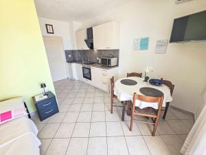 Apartment Appartement Studio mit Terrasse by Interhome