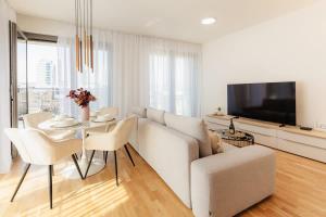 BNB Metropolis Apartment with Garage Parking