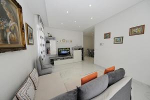 Seaside Apartment - Sleeps 6 - 2 Balcony