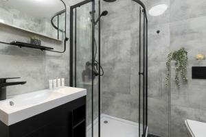 Jasny Apartament z Sypialnią i Balkonem by Noclegi Renters