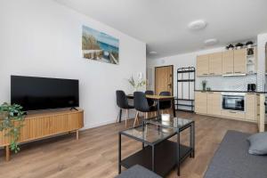 Jasny Apartament z Sypialnią i Balkonem by Noclegi Renters