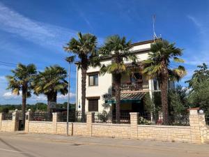 Apartment Funtana Apartments AP 2- nur 500 Meter zum Zentrum by Interhome