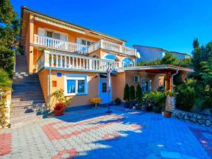 Apartment Wohnung in Novi Vinodolski mit Grill- Garten und by Interhome