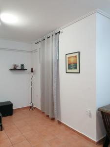 Spacious Apartment with Garden & BBQ in Kryoneri