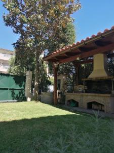 Spacious Apartment with Garden & BBQ in Kryoneri