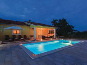 Holiday Home mit Privatpool für 6 Personen ca- 100 m² in by Interhome