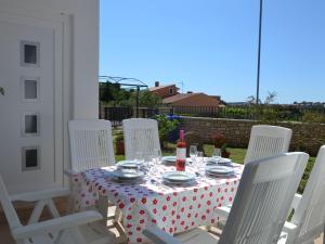 Apartment Helle Ferienwohnung in Vinkuran mit Garten- Grill und Terrasse by Interhome