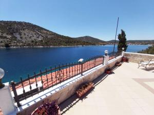 Apartment Wohnung Carmen mit Blick auf das Wasser by Interhome