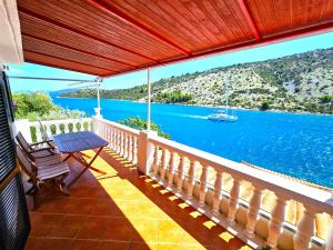 Apartment Wohnung Carmen mit Blick auf das Wasser by Interhome