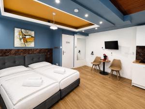 Mini Studio N6 private Bathroom and Kitchenette