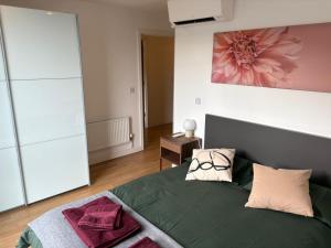 Bright and Modern Forest Hill Flat - Flexible Stay