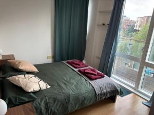 Bright and Modern Forest Hill Flat - Flexible Stay