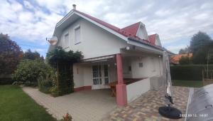 Magyar Tenger Pihenőház, for 2-8 person, 105 m2, garden, pool, free parking, 5 min from the Lake, Balatonakarattya