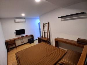 Inn Trog And Inn Soi