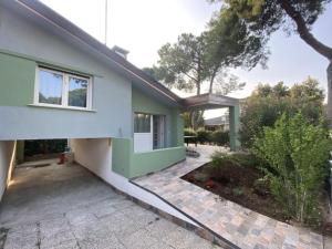 Charming villa with fenced garden and BBQ