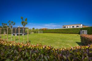 Villa Silvia for 10 people with infinity pool and large playground
