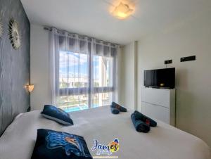 Sunny 2 Bed Retreat with Pool View LB86