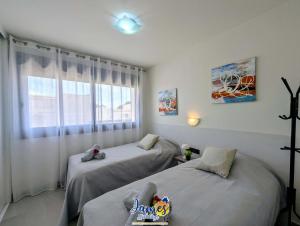 Sunny 2 Bed Retreat with Pool View LB86