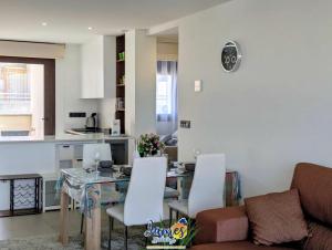Sunny 2 Bed Retreat with Pool View LB86