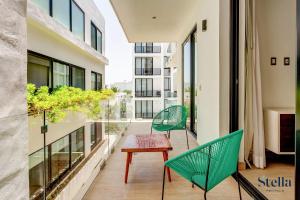 Premium Location Steps to 5th, Rooftop Pool & BBQ