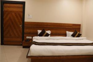 HOTEL SAGAR In 500 METRS DARGH