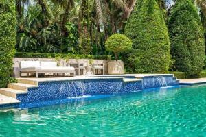 Luxurious 7-Bedroom House with Private Pool in Salou