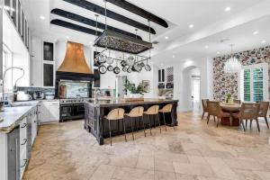 Luxurious 7-Bedroom House with Private Pool in Salou