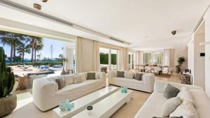 Luxurious 7-Bedroom Holiday House with Private Pool in El Puerto