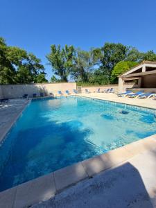 Studette climatisée, Terrasse 18m2, Grande Piscine et Grand Parking