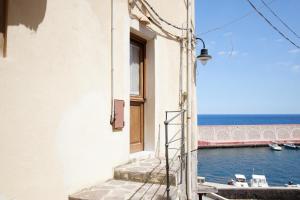 Il Balcone sul molo di Malfa