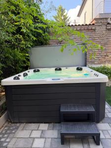 Buda Luxury Jacuzzi Suite