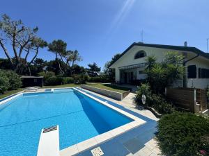 Villa con piscina vicina al mare
