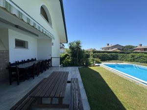 Villa con piscina vicina al mare