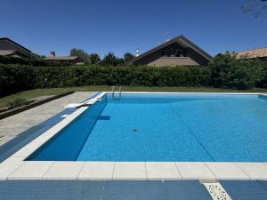 Villa con piscina vicina al mare