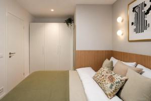 Elegant Calea Victoriei Apartment with Balcony