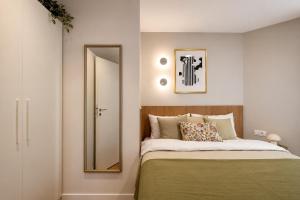 Elegant Calea Victoriei Apartment with Balcony