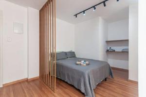 Studio com design moderno e amplo espaço