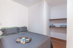 Studio com design moderno e amplo espaço