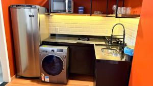 Studio com design moderno e amplo espaço