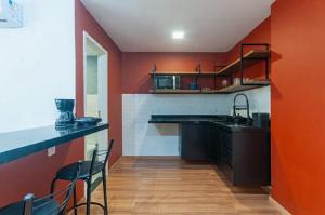 Studio com design moderno e amplo espaço