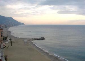ATTICO SUL MARE con balcone sulla spiaggia e terrazza solarium di 25 mq