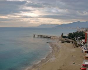 ATTICO SUL MARE con balcone sulla spiaggia e terrazza solarium di 25 mq