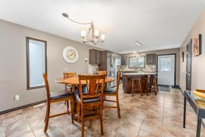 Executive 5 bdrm 3 ba House