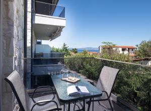 ABBRACCIO - Contemporary Seaside