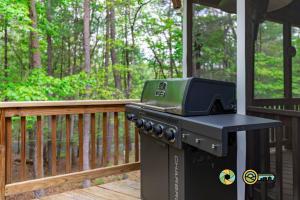 1562 Greenview Drive: Blue Bungalow