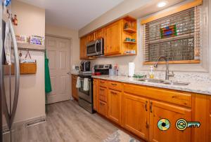 1562 Greenview Drive: Blue Bungalow