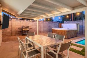 Oldtown Scottsdale ParadiseWalking DistancePutting GreenMovieProjectorHotTub